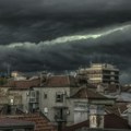 Zacrnelo se nebo nad Beogradom Gromovi udaraju, sevaju munje, hitno se oglasio RHMZ!