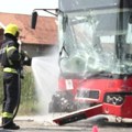 U sudaru autobusa i kombi vozila povređena jedna osoba