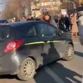 VIDEO: Automobilom pokušao da prođe kroz masu koja je odavala počast stradalima u Novom Sadu