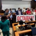 Neredi u kraljevačkoj skupštini - odbornici opozicije se sukobili sa obezbeđenjem, odbili da napuste salu
