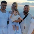 Supruga i deca u belom: Naš muzičar sa porodicom u Crnoj Gori - "Ne mogu biti skladniji" (foto)