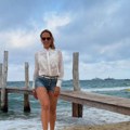 Srpska bogatašica u ultra kratkom teksas šortsu: Marijana Mateus izgleda neverovatno u 6. deceniji, izvajane noge i lice bez…