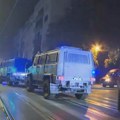 VIDEO Dramatično veče u Beogradu: Zapaljeni kontejneri, suzavac i oklopna vozila