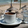 Zašto turisti masovno kupuju kafu u Grčkoj? Za "tečno zlato" s ostrva dugovečnosti daće i poslednji dinar
