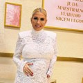 Ruka na stomaku, osmeh ne skida sa lica: Trudna Dea Đurđević sva u belom, pozirala u dugoj haljini, a prsten u prvom planu…
