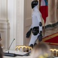 Robot posetio Belu kuću, prošetao sa Melanijom Tramp crvenim tepihom (VIDEO)