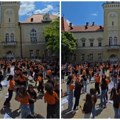 (Video) Dan za pamćenje! Maturanti plesali u podne ispred Gradske kuće u Kikindi u ritmu kadrila ispratili srednjoškolske dane…