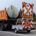 Teška saobraćajna nesreća na mostu Beška. Na licu mesta više vozila policije i hitne pomoći - Kombi udario u oznake radova na…