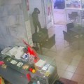 Lopov odneo pazar iz prodavnice brze hrane u Prokuplju (VIDEO)