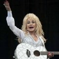 Doli Parton ustala iz bolničke postelje zbog pesme „Torn”