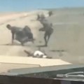 (Uznemirujući video) Uzvikuju "Alahu ekber" i oklopnim vozilima gaze ljude pored mora! Stravična scena rata u Jemenu, Saudijci…