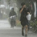 Tajfun Kanun obrušio se na Okinavu, jedna osoba poginula