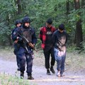 Prve slike hapšenja migranata: Policija u šumi pronašla oružje, akciju prati i Bratislav Gašić