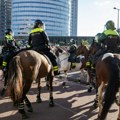 Haos u Amsterdamu: Policija na konjima terala navijače Ajaksa, oni uzvratili bakljama i kamenicama