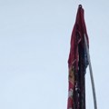 Канцеларија за КиМ: Српска тробојка запаљена на споменику убијеним и киднапованим са територије Ораховца