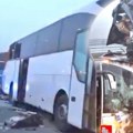 11 Osoba poginulo, 50 povređeno Prvi snimci horora u Turskoj: Nakon nesreće izašli iz vozila, pa ih pokosio autobus (video)