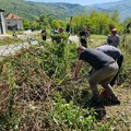 Srbi i Bošnjaci zajednički krče vrzinu i prave malu pešačku stazu kako ne bi strahovali za najmlađe