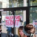 FOTO i VIDEO: Završen protest ispred Rektorata, građani izviždali privatno obezbeđenje po napuštanju zgrade