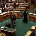 (Video): Poslanica prvo pocepala kopiju zakona, a onda su Maori tradicionalnom plesom haka zaustavili glasanje o spornom zakonu…