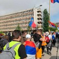FOTO, VIDEO Novosadski studenti pešače na protest u Loznici: Stotinak mladih ide na "Marš na Drinu"