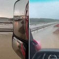 Auto-put poplavljen zbog nevremena: Nevreme se ne smiruje, duboka voda usporila saobraćaj (Video)