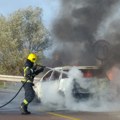 Zapalio se kombi u Novom Sadu Prolaznici gasili požar do dolaska vatrogasaca!