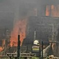 Dramatični snimci požara u Surčinu - vatrogasci se bore sa vatrenom stihijom