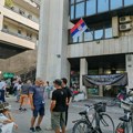 Građani i dalje ispred Prekršajnog suda: Čekaju da policija iz Bača dovede profesora Jocića