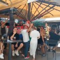 Centarom Zagreba odjekuju Tompsonove pesme, okupljeni pevaju "Čavoglave" i uzvikuju "Za dom spremni" (VIDEO)
