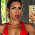 "Čistokrvna lavica sa škorpionskim pogledom": Jovana Jeremić se utegla u iscepan šorts i top - go stomak u prvom planu: "Bez…