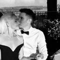 Bivša žena našeg pevača na svadbi rijaliti učesnika: U izazovnoj haljini ukrala poglede dok ljubi partnera
