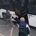 Jeziv snimak Autobus vukao dete (5) po ulici: Vrata mu uhvatila nogu, a pogledajte reakciju očajne majke