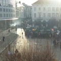 Brisel u plamenu: Farmeri blokirali grad traktorima, zapalili gume i seno, policija uzvraća suzavcem (video)