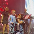 Ceca peva s unukom Željkom na koncertu u Jagodini Mališan ne skida osmeh sa lica: "Znam za jedan grad...", publika oduševljena…