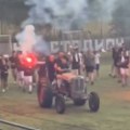 Srbi napravili najluđu proslavu titule: Navijači upalili traktor, fudbaleri im se priključili uz bakljadu