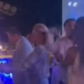 Srđan izveo Dijanu, se prisno grle pred svima, pa je izveo nasred scene: Svi ostali oduševljeni potezom