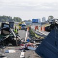 (Video) Prevrnuo se autobus sa učenicima: Desetine tinejdžera povređeno, vatrogasci ih izvlačili ih kroz krov: Teška…