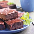 Recept za čokoladni kolač gotov za 8 minuta: Slatkiš koji se pravi bez kuvanja filova i stajanja kraj šporeta