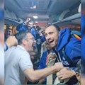 "Grmljavina" u autobusu Srbije! Orlovi čuvenu pesmu posvetili Kariju - svi do jednoga su ludovali u transu! Video