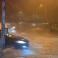 Reke teku po naseljima, automobili idu kroz vodu: Poplavljene ulice hrvatskog grada (video)