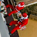 Ulepšali deci praznike: "Deda Mrazevi" Gorske službe poklonima obradovali mališane u Bijeljini (foto)