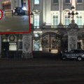 Automobil se zabio u kapiju Bakingemske palate! Hapšenje u centru Londona, objavljen dramatičan snimak (video)