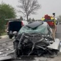 Jezivi prizori sa mesta nesreće u Kraljevu Automobil smrskan nakon sudara sa autobusom, vozač stradao na licu mesta