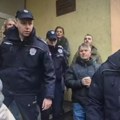 Policija na skupu podrške roditeljima u novosadskoj školi „Ivo Lola Ribar“, tvrdi da je došla „zbog bezbednosti“