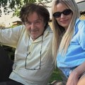 Goran Bregović (75) na ćilimu sa našom glumicom (43): Uživaju zajedno na pikniku na travi, ona u ultra kratkom šortsu…