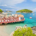 Srbi poludeli za "evropskim Maldivima": Noćenje sa doručkom samo 35 evra, a od plaža zastaje dah