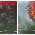 Pogledajte stravičan snimak Most se srušio pod bujicom – kamion jedva ostao na ivici! (video)