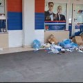 Novosađani ostavili smeće ispred prostorija SNS