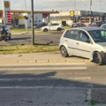 Haos na raskrsnici u Novom Sadu: Sudar dva automobila, delovi po ulici