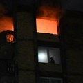 Čovek gleda kroz prozor dok sprat iznad njega gori, ljudi mu vikali da se skloni: Najpotresnija slika iz Tuzle